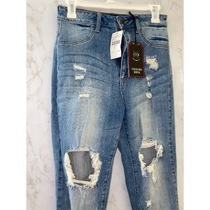 • FASHION NOVA RIPPED SKINNY JEANS •
